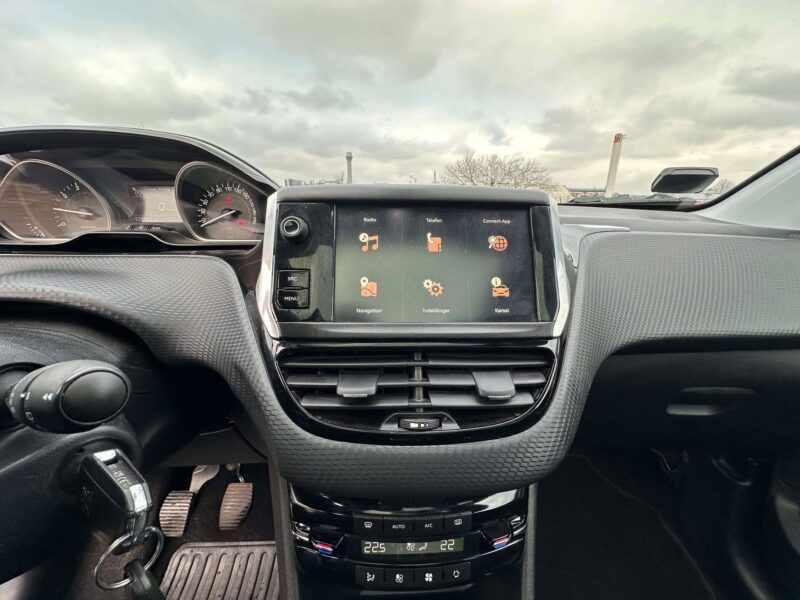 Peugeot 2008 1,2 e-THP 110 Allure Sky 5d